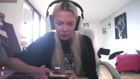 Snapshot of tinykylie chatting on 31, 5, 2026 stage Kylie Sinner brand CLITBAIT online show from 31, 5, 2026
