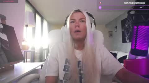 Snapshot of tinykylie chatting on 2, 6, 2026 stage Kylie Sinner brand CLITBAIT online show from 2, 6, 2026