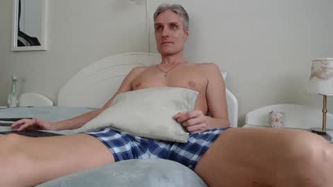 Daniel Bisexual uncut 20cm online show from 22, 2, 2025