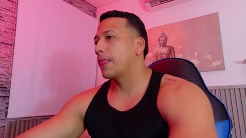 Tom muscle1 online show from 4, 12, 2025