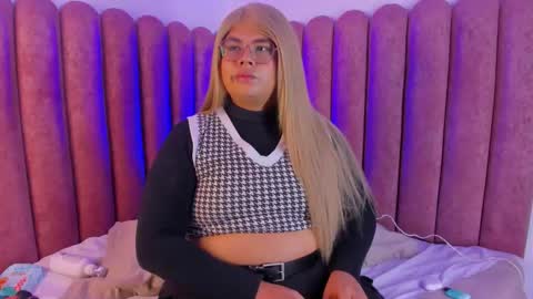 Snapshot of tom_silver_ chatting on 18, 9, 2025 Tom Silver online show from 18, 9, 2025