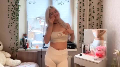 Snapshot of torriperno chatting on 17, 12, 2025 Lina online show from 17, 12, 2025