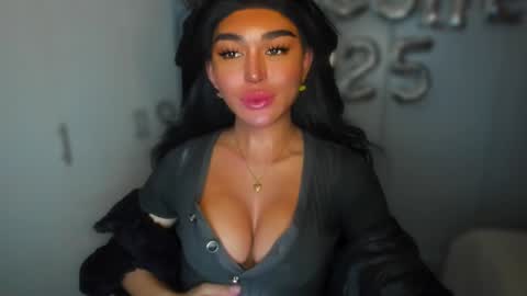 Snapshot of transnextdoor_ chatting on 1, 1, 2025 ALMIGHTY GODDESS VALENTINA online show from 1, 1, 2025