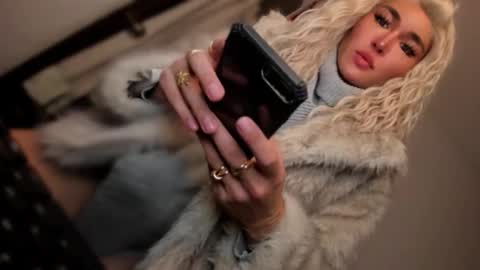 Snapshot of transnextdoor_ chatting on 19, 11, 2025 ALMIGHTY GODDESS VALENTINA online show from 19, 11, 2025