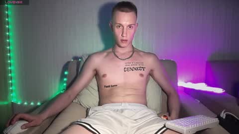 Snapshot of travis_gracile chatting on 25, 6, 2026 Travis online show from 25, 6, 2026
