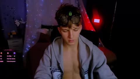 Snapshot of travis_wolf_ chatting on 5, 11, 2025 Travis online show from 5, 11, 2025