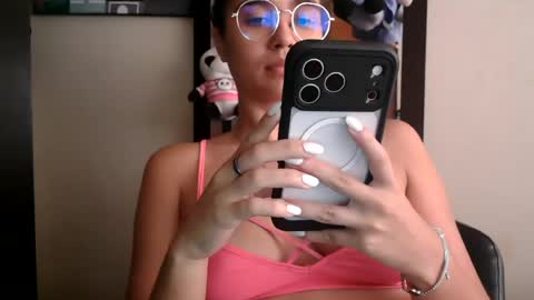 Snapshot of triana_bell chatting on 8, 7, 2026 triana_bell online show from 8, 7, 2026