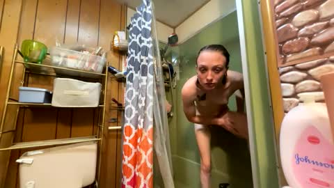 Snapshot of trippyscenes chatting on 10, 9, 2025 trippyscenes online show from 10, 9, 2025