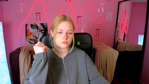 Snapshot of trixy_melison chatting on 4, 4, 2026 Trixy online show from 4, 4, 2026