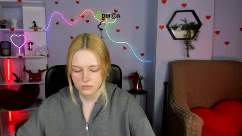 Snapshot of trixy_melison chatting on 8, 4, 2026 Trixy online show from 8, 4, 2026