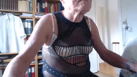 Snapshot of tubaist chatting on 4, 12, 2024 FINN but call me NANNA online show from 4, 12, 2024