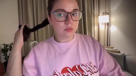 Snapshot of tutti_frutti_ chatting on 5, 7, 2026 Ariana online show from 5, 7, 2026