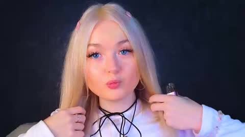 Snapshot of twinklefluff chatting on 11, 3, 2025 twinklefluff online show from 11, 3, 2025