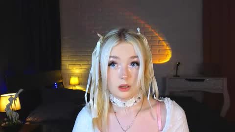 Snapshot of twinklefluff chatting on 11, 9, 2025 twinklefluff online show from 11, 9, 2025