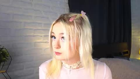 Snapshot of twinklefluff chatting on 28, 9, 2025 twinklefluff online show from 28, 9, 2025