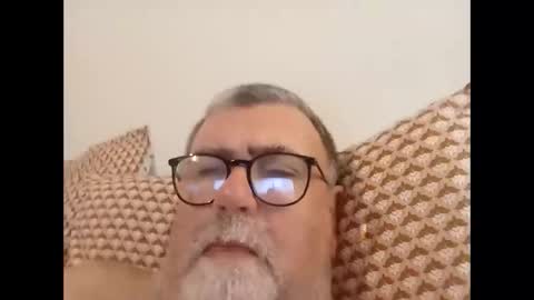 Snapshot of twohats2810 chatting on 29, 11, 2025 twohats2810 online show from 29, 11, 2025