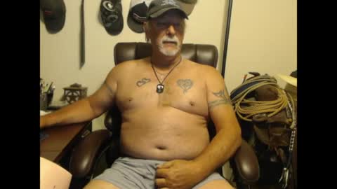 Snapshot of txlobo60 chatting on 19, 4, 2026 txlobo60 online show from 19, 4, 2026