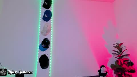 Snapshot of tyler_jonnes chatting on 18, 12, 2025 Tyler online show from 18, 12, 2025