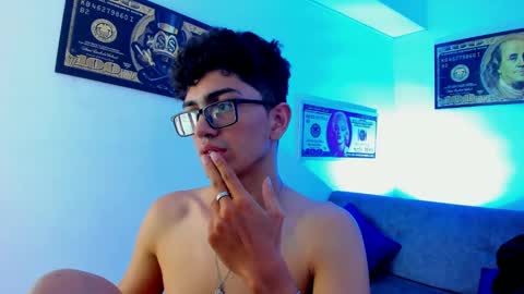 Snapshot of tylerwhiite_ chatting on 9, 1, 2025 online show from 9, 1, 2025