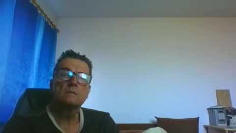 Snapshot of ulmeni4 chatting on 8, 6, 2026 ulmeni4 online show from 8, 6, 2026