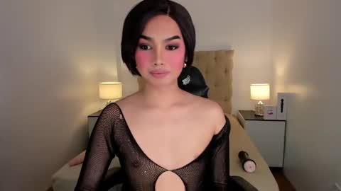 Snapshot of underrated_trans chatting on 16, 11, 2025 Lily online show from 16, 11, 2025