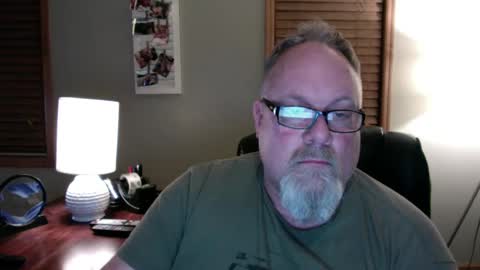 Snapshot of up2later chatting on 4, 1, 2025 up2later online show from 4, 1, 2025