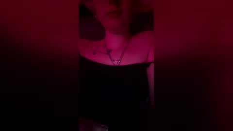 Snapshot of urfavvbrunette18 chatting on 29, 4, 2026 urfavvbrunette18 online show from 29, 4, 2026