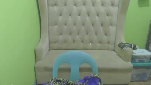 Snapshot of urhotmomzoey chatting on 22, 4, 2026 urhotmomzoey online show from 22, 4, 2026