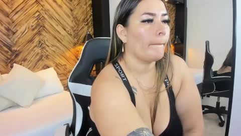 Snapshot of urzuri_ chatting on 28, 4, 2026 U R Z U R I online show from 28, 4, 2026