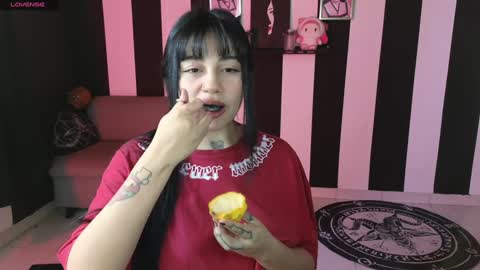 Snapshot of val_bardot1 chatting on 18, 12, 2024 first of all... who are u online show from 18, 12, 2024