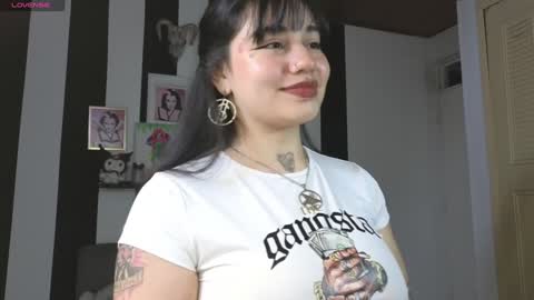 Snapshot of val_bardot1 chatting on 25, 1, 2025 first of all... who are u online show from 25, 1, 2025