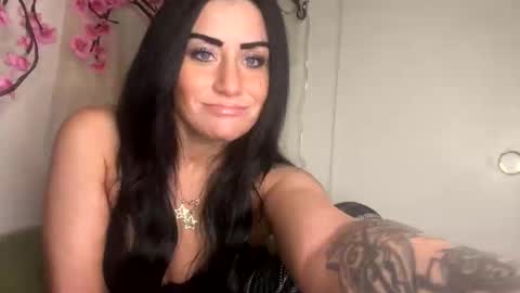 Snapshot of valaya906 chatting on 17, 12, 2025 Valaya Noire online show from 17, 12, 2025