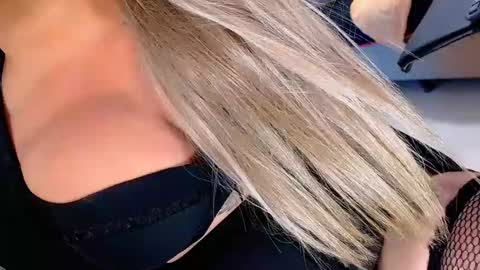 Snapshot of valentinaxqueen chatting on 1, 3, 2025 online show from 1, 3, 2025