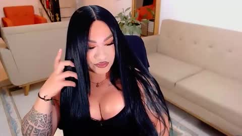 Snapshot of valentinaxqueen chatting on 15, 11, 2025 online show from 15, 11, 2025