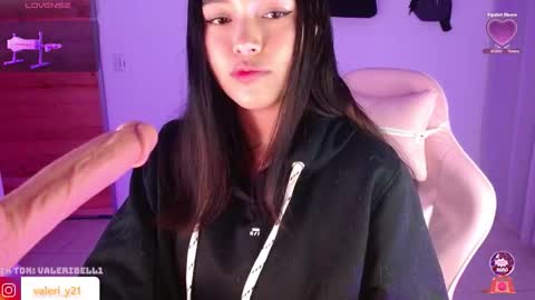 Snapshot of valeribell1 chatting on 21, 12, 2025 Valeri online show from 21, 12, 2025