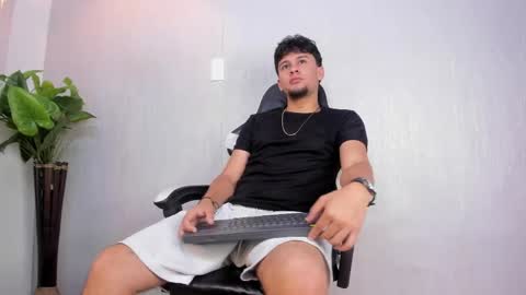Snapshot of valetino_stonee chatting on 2, 4, 2026 Valentino online show from 2, 4, 2026