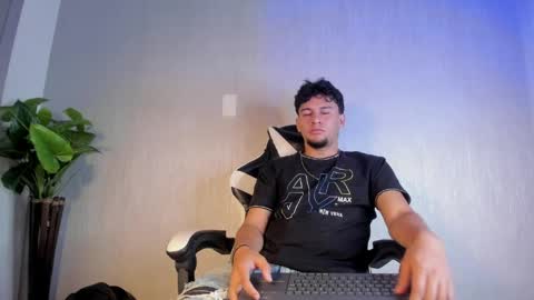 Snapshot of valetino_stonee chatting on 5, 4, 2026 Valentino online show from 5, 4, 2026