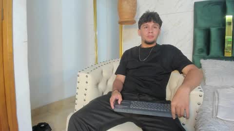 Snapshot of valetino_stonee chatting on 11, 4, 2026 Valentino online show from 11, 4, 2026
