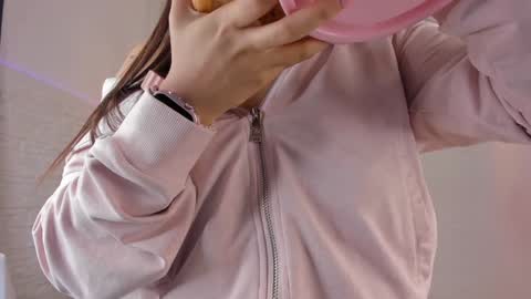 Snapshot of valloletsamar chatting on 8, 1, 2025 Vallolet Peach online show from 8, 1, 2025