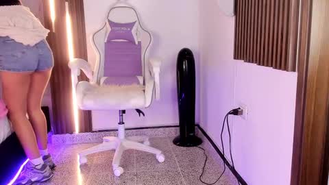 Snapshot of valloletsamar chatting on 18, 10, 2025 Vallolet Peach online show from 18, 10, 2025