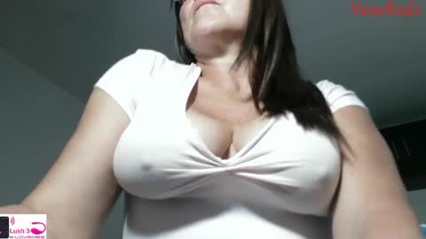 Snapshot of vanessared2 chatting on 6, 10, 2025 Vanesared2 online show from 6, 10, 2025