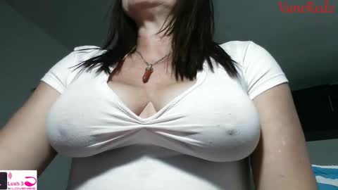 Snapshot of vanessared2 chatting on 8, 10, 2025 Vanesared2 online show from 8, 10, 2025