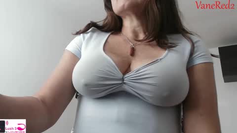 Snapshot of vanessared2 chatting on 19, 11, 2025 Vanesared2 online show from 19, 11, 2025