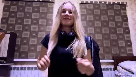 Snapshot of vaniasaisa chatting on 12, 11, 2025 Saisa online show from 12, 11, 2025