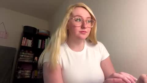 Snapshot of vanillapuddingpie chatting on 7, 1, 2025 vanillapuddingpie online show from 7, 1, 2025