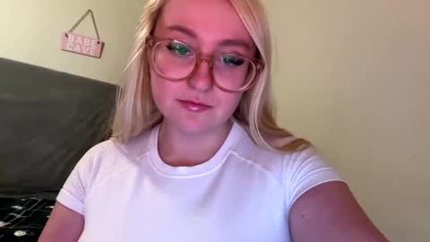 Snapshot of vanillapuddingpie chatting on 7, 1, 2025 vanillapuddingpie online show from 7, 1, 2025