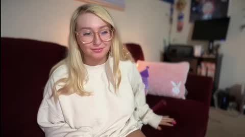 Snapshot of vanillapuddingpie chatting on 8, 3, 2025 vanillapuddingpie online show from 8, 3, 2025