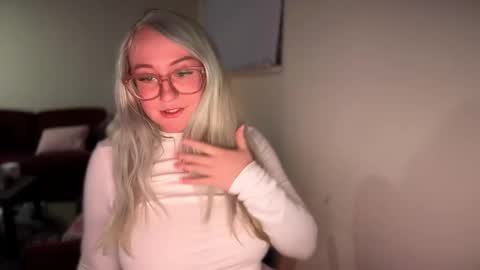 Snapshot of vanillapuddingpie chatting on 12, 11, 2025 vanillapuddingpie online show from 12, 11, 2025