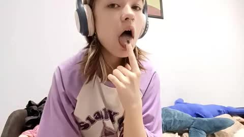 Snapshot of vannessablumer chatting on 5, 10, 2025 Viola online show from 5, 10, 2025