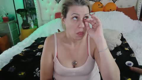 Snapshot of vegas_danielle chatting on 30, 10, 2025 Vegas Dani online show from 30, 10, 2025